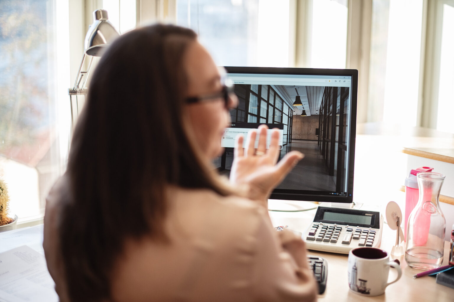 Operatör vid ett skrivbord som administrerar behörigheter på en datorskärm